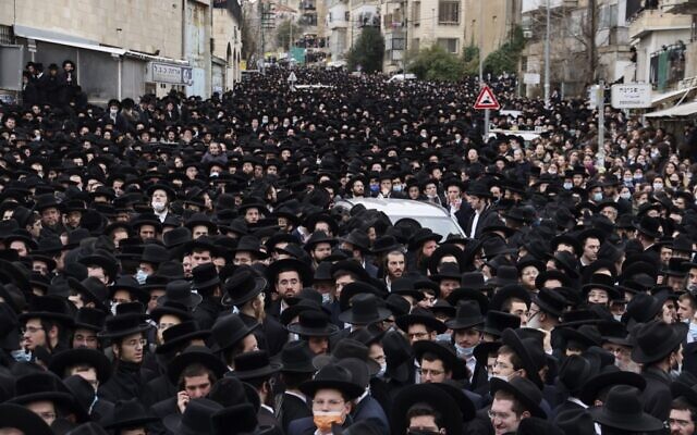 Des milliers d'hommes ultra-orthodoxes assistent aux funérailles de feu le rabbin Meshulam Dovid Soloveitchik à Jérusalem, le 31 janvier 2021. (Crédit : Menahem KAHANA/AFP)