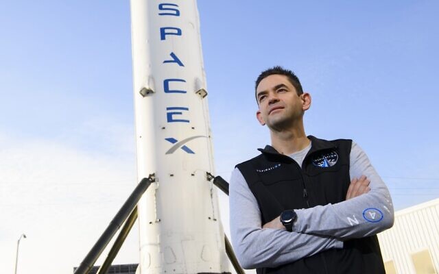 Le commandant de la mission Inspiration4, Jared Isaacman, fondateur et PDG de Shift4 Payments, devant une fusée Falcon 9 à Space Exploration Technologies Corp. (SpaceX), le 2 février 2021, à Hawthorne, en Californie. (Crédit : Patrick T. FALLON / AFP)