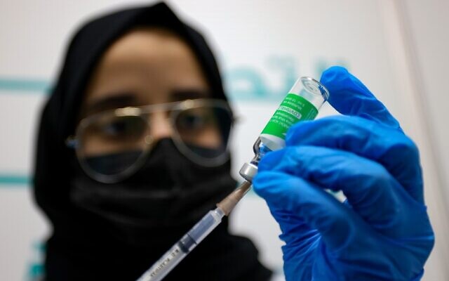 Une infirmière prépare une dose du vaccin Oxford-AstraZeneca dans un centre de vaccination au Centre financier international de Dubaï, le 3 février 2021. (Crédit : Karim SAHIB / AFP)