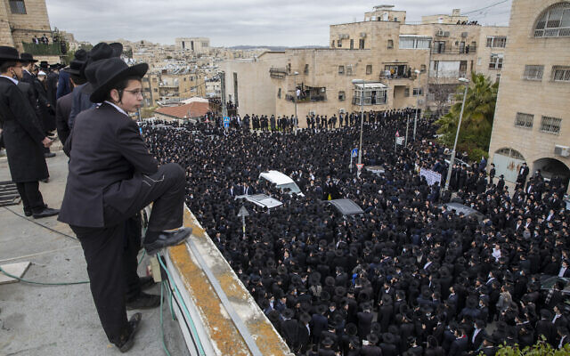 Des milliers de juifs ultra-orthodoxes assistent à un cortège funèbre pour le chef de la yeshiva Brisk, le rabbin Meshulam Dovid Soloveitchik, à Jérusalem le 31 janvier 2021. (Crédit : AP Photo/Ariel Schalit)