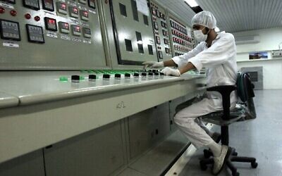Sur cette photo d'archive du 3 février 2007, un technicien travaille à l'installation de conversion d'uranium juste à l'extérieur de la ville d'Ispahan, en Iran. (Crédit : AP Photo / Vahid Salemi, dossier)
