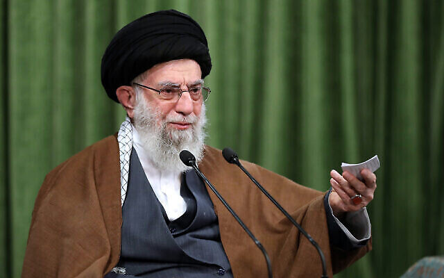 Le guide suprême iranien, l'ayatollah Ali Khamenei, s'adresse à la nation dans un discours télévisé marquant l'anniversaire du prophète musulman Mahomet, à Téhéran, en Iran, le 3 novembre 2020. (Crédit : Bureau du guide suprême iranien via AP)