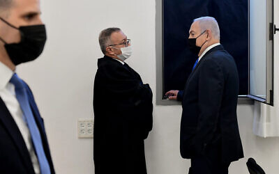 Le Premier ministre Benjamin Netanyahu, (à droite), s'entretient avec ses avocats avant une audience au tribunal de district de Jérusalem, le 8 février 2021. (Reuven Castro/AP)