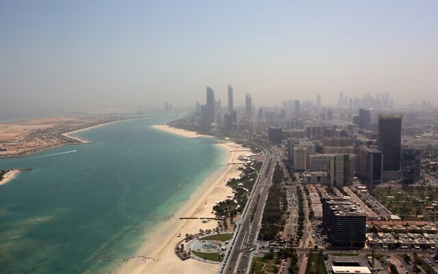 Vue d’Abou Dhabi, aux Émirats arabes unis. (Crédit : AP Photo/Kamran Jebreili)