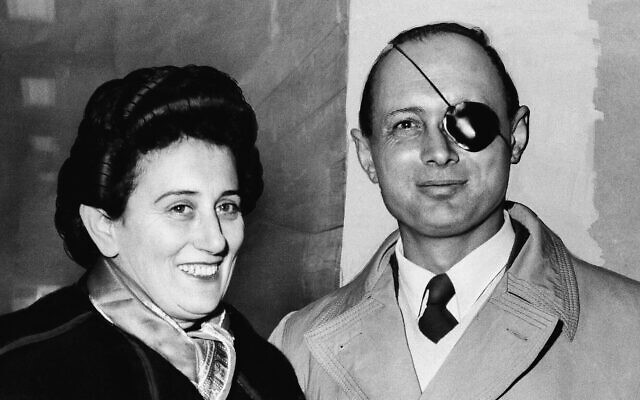 Le général Moshe Dayan, chef d'état-major de l'armée israélienne, avec sa femme Ruth à Londres, le 13 janvier 1958 (Crédit ; AP Photo)