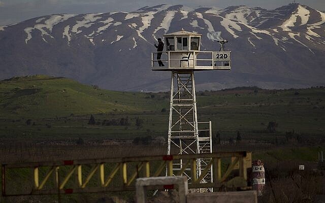 Un soldat de la force de la FNUOD monte la garde sur une tour de contrôle au passage de Quneitra entre la Syrie et le Golan sous contrôle israélien, le vendredi 8 mars 2013. (AP/Ariel Schalit)