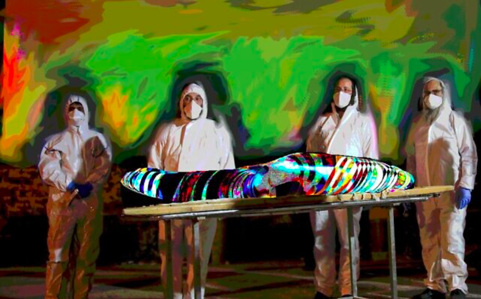 Une illustration montrant des travailleurs de la Chevra Kadisha se préparant à porter le corps du rabbin Avraham Yeshayahu Haber décédé des suites d'une infection à coronavirus, au salon funéraire Shamgar à Jérusalem, le 23 avril 2020 (Crédit : Yonatan Sindel / Flash90)