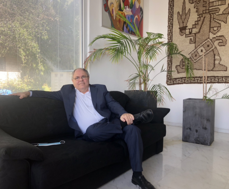 Dani Dayan du parti Tikva Hadasha chez lui à Maaleh Shomron, le 8 février 2021. (Lazar Berman/Times of Israel)