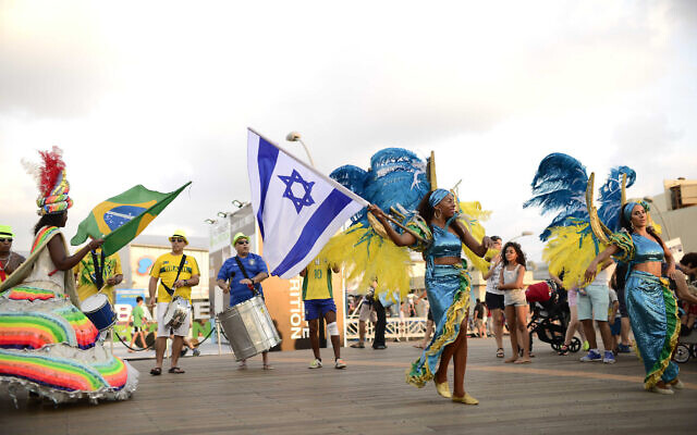 Illustration : des danseurs de samba brésiliens se produisent à Tel-Aviv pour célébrer les Jeux olympiques d'été de Rio le 7 août 2016. (Crédit ; Tomer Neuberg/Flash90)