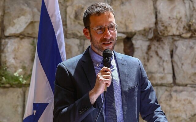 Le ministre des Affaires sociales, Itzik Shmuli, s'exprime lors d'une cérémonie au siège du ministère à Jérusalem, le 18 mai 2020. (Shlomi Cohen/Flash90)