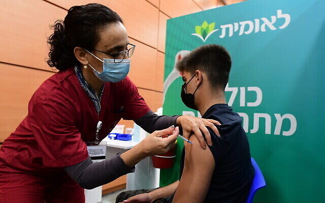 Un étudiant israélien reçoit une injection de vaccin COVID-19, dans un centre de vaccination de Tel Aviv, le 23 janvier 2021. (Crédit : Avshalom Sassoni / Flash90)