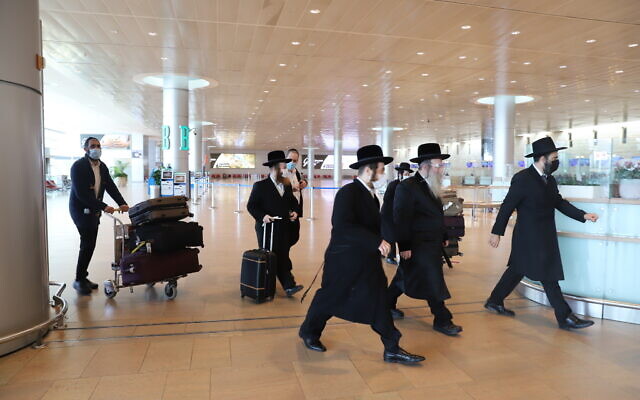 Des Israéliens ultra-orthodoxes arrivent à l'aéroport Ben-Gurion près de Tel Aviv, le 25 janvier 2021. (Crédit : Yossi Aloni/Flash90)