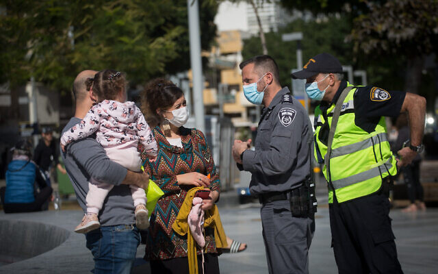 Patrouille de police sur la place Dizengoff à Tel Aviv, le 1er février 2021. (Miriam Alster/FLASH90)