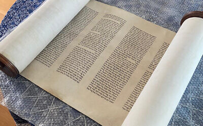 Le rouleau de Torah perdu de  Dordrecht, aux Pays-Bas, a été retrouvé en bon état par une famille. (Autorisation/NIG via JTA)