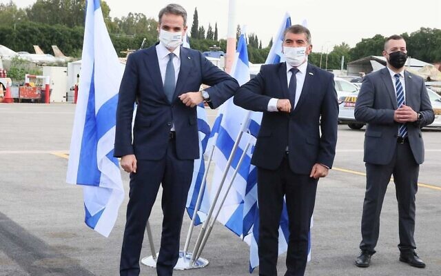 Le Premier ministre grec Kyriakos Mitsotakis et le ministre des Affaires étrangères israélien Gabi Ashkenazi e Israël le 8 février 2021. (Crédit : Miri Shimonovitz)