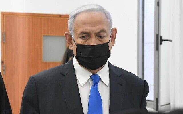 Le Premier ministre Benjamin Netanyahu lors de l'audience de son procès pour corruption au tribunal de district de Jérusalem, le 8 février 2021. (Crédit :Reuven Castro/Pool)