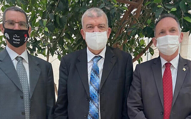 De gauche à droite : Lior Ben Dor, directeur du département pour le Maghreb au ministère des Affaires étrangères ; Abderrahim Beyyoud, chef du bureau de liaison marocain en Israël ; et Gil Haskel, chef du protocole du ministère des affaires étrangères. (Crédit : ministère des affaires étrangères)