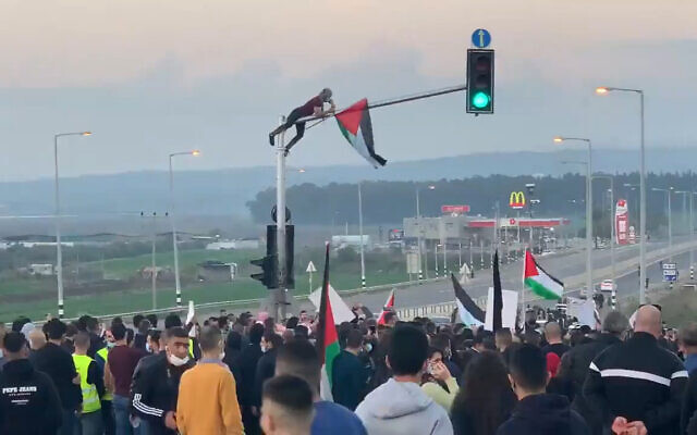 Des milliers de personnes protestent le samedi 6 février 2021 dans la ville arabe israélienne de Tamra, au nord-est de Haïfa, où un étudiant infirmier a été tué plus tôt dans la semaine lors d'une fusillade entre la police et des criminels présumés. (Capture d'écran : Twitter)