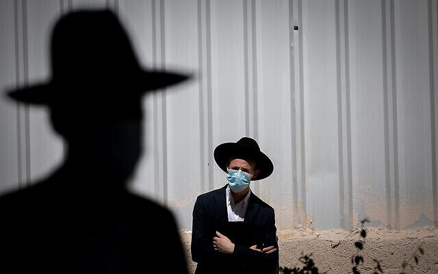 Des juifs ultra-orthodoxes assistent à des funérailles à Jérusalem, le 12 octobre 2020. (Yonatan Sindel/Flash90)