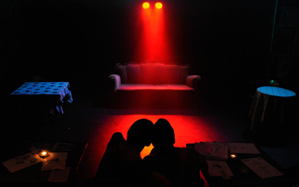Photo d'illustration : Un couple israélien attend le début d'une pièce de théâtre dans une salle de Tel Aviv, le 5 juin 2013. (Crédit : Zuzana Janku/Flash 90)