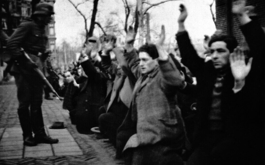 A Jodenbuurt, à Amsterdam, des Juifs rassemblés et arrêtés par les soldats allemands au mois de février 1941. (Crédit : Domaine public)