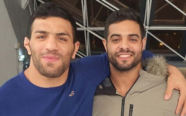 Le judoka israélien Sagi Muki, champion du monde, à droite, et le champion iranien Saeid Mollaei Grand Chelem de Paris, le 10 février 2020. (Capture d'écran Instagram)