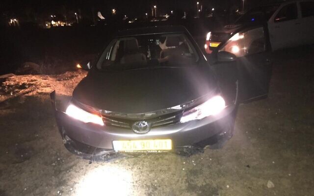 Une voiture volée abandonnée à l'intérieur de la base militaire de Nevatim, appartenant à l'armée de l'air israélienne, après qu'un voleur présumé a pénétré sur le site, crevant ses pneus sur des pics de sécurité à l'entrée, le 8 février 2021. (Crédit : Police israélienne)