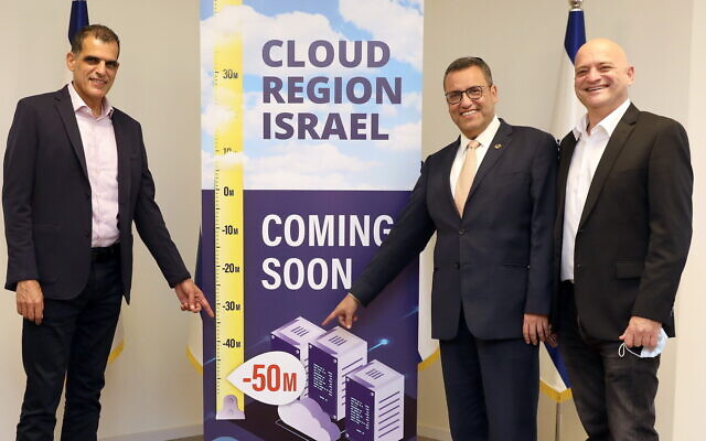 Alon Ben Zur, PDG de Bynet Data Communications, de gauche à droite, Moshe Leon, maire de Jérusalem, et Uzi Navon, chef d'Oracle Israël (Crédit : Ezra Levy)