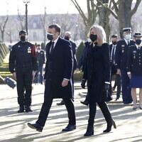 Le président français Emmanuel Macron et son épouse Brigitte Macron arrivent à une cérémonie rendant hommage aux victimes du terrorisme au monument des Invalides à Paris, le 11 mars 2021. (Crédit : Thibault Camus / POOL / AFP)