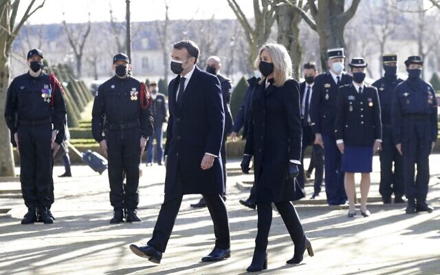 Le président français Emmanuel Macron et son épouse Brigitte Macron arrivent à une cérémonie rendant hommage aux victimes du terrorisme au monument des Invalides à Paris, le 11 mars 2021. (Crédit : Thibault Camus / POOL / AFP)