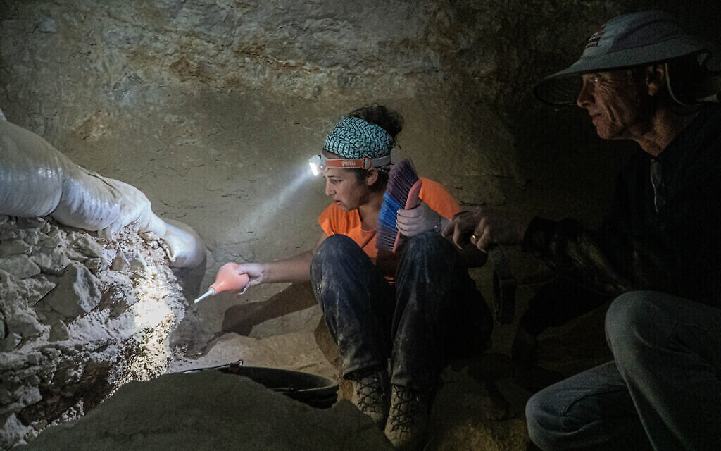 Des fouilles dans la grotte de Murabaat. (Crédit : Yoli Schwartz, Autorité israélienne des antiquités)