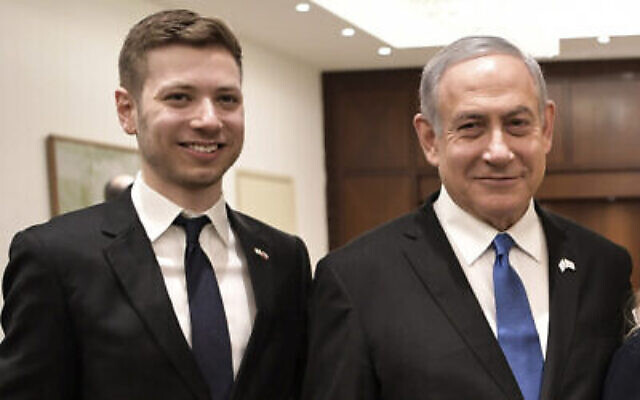 Le Premier ministre Benjamin Netanyahu et son fils Yair à Tel Aviv, le 23 janvier 2020. (Crédit : Aleksey Nikolskyi / Sputnik Kremlin Pool Photo via AP)
