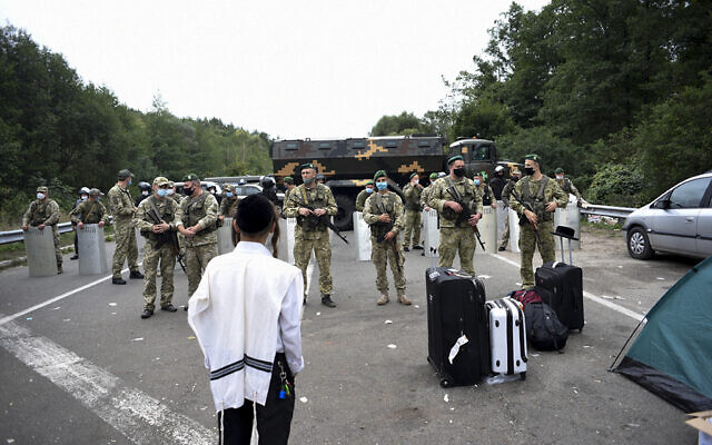 Des gardes-frontières ukrainiens bloquent la route aux pèlerins juifs à la frontière entre la Biélorussie et l'Ukraine, en Biélorussie, le 15 septembre 2020. (TUT.by via AP)