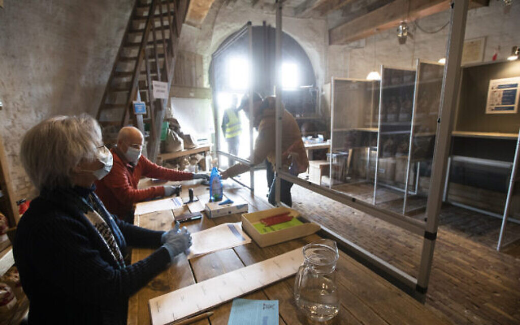 Les électeurs respectent la distanciation sociale en votant dans un moulin, le Kerhovense Molen, pour les élections générales à Oisterwijk, aux Pays-Bas, le 17 mars 2021. (Crédit : AP Photo/Peter Dejong)