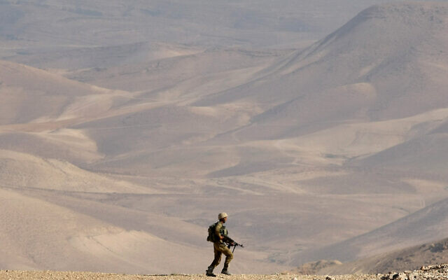 Un soldat durant un exercice de l'armée dans le sud du désert du Neguev, le 6 juin 2012. (Crédit : Moshe Shai/FLASH90)