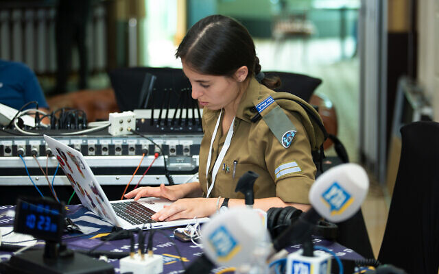 Une journaliste-soldate pour la radio militaire israélienne, le 11 novembre 2019. (Crédit : Moshe Shai/FLASH90)