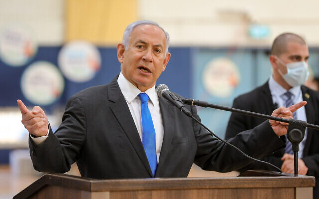 Le Premier ministre Benjamin Netanyahu lors d'une visite à un centre de vaccination Covid-19 à Sderot, dans le sud d'Israël, le 27 janvier 2021. (Liron Moldovan/Pool/Flash90)