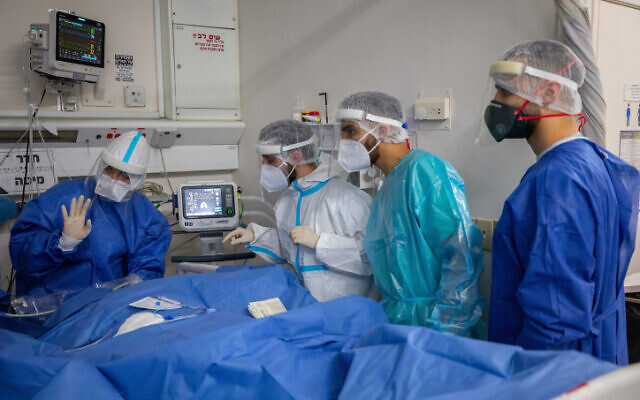 Des membres de l'équipe de l'hôpital Hadassah Ein Kerem portent des équipements de sécurité en travaillant dans le pavillon réservé au coronavirus, le 1er février 2021. (Olivier Fitoussi/Flash90)