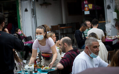 Des Israéliens dans un café de Tel Aviv, le 11 mars 2021. (Miriam Alster/FLASH90)