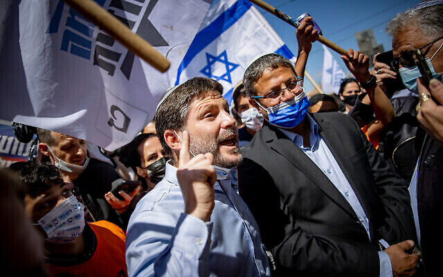 Bezalel Smotrich, leader du parti Sionisme religieux, à gauche, et Itamar Ben Gvir, du parti d'extrême droite Otzma Yehudit, lors d'une tournée de campagne électorale au marché Mahane Yehuda à Jérusalem, 4 jours avant les élections générales, le 19 mars 2021. (Crédit : Yonatan Sindel/Flash90)