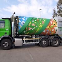 Le nouveau camion-poubelles mis en circulation à Tel Aviv va être baptisé d'un nom en hébreu par le biais d'un concours qui dure jusqu'au 23 mars 2021. (Autorisation : Ville de Tel Aviv-Jaffa)