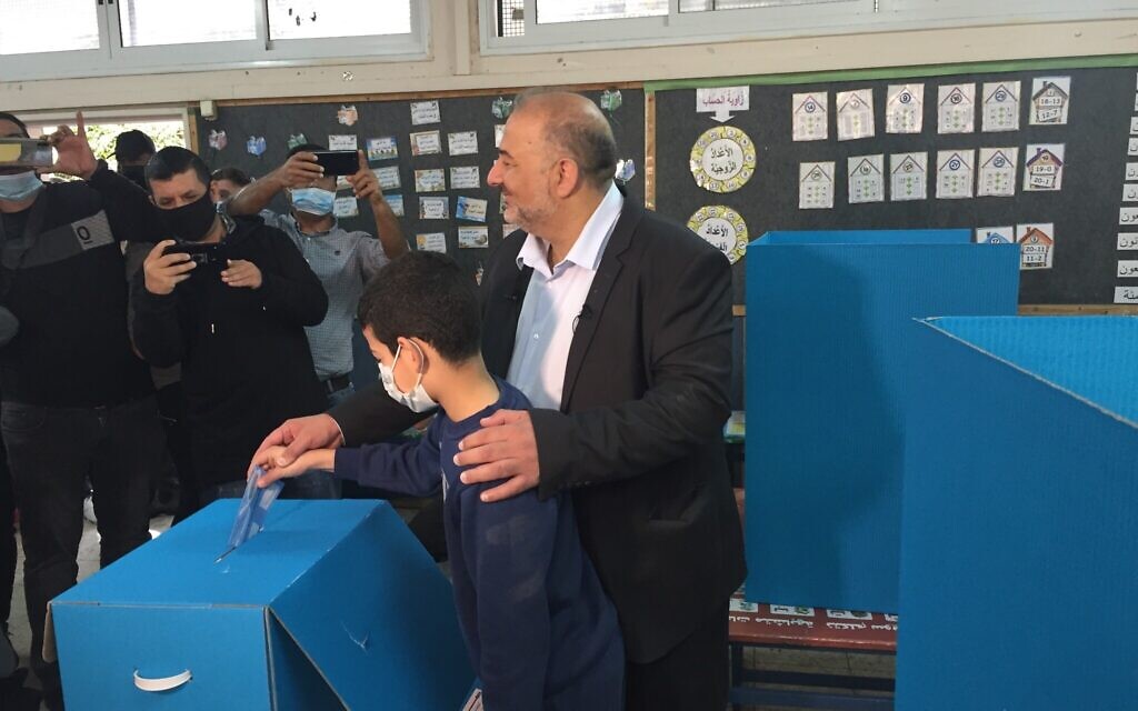 Mansour Abbas, chef du parti Ra'am, vote lors des élections à la Knesset à Maghar, le 23 mars 2021. (Crédit : Aaron Boxerman/Times of Israel)