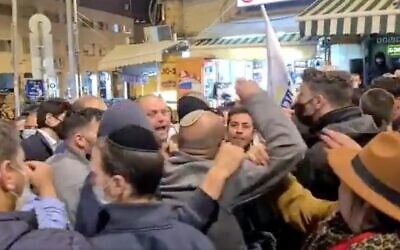 Capture d'écran de la vidéo d'un affrontement entre des militants du Likud et le candidat à la Knesset du parti de la Tikva Hadasha, Ofer Berkovitch, alors qu'il faisait campagne sur le marché de Mahane Yehudah à Jérusalem, le 15 mars 2021. (Twitter)