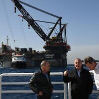 Le Premier ministre Benjamin Netanyahu, (au centre), et le ministre de l'Énergie Yuval Steinitz, (à gauche), visitent la plateforme de gaz naturel Leviathan au large des côtes israéliennes, le 31 janvier 2019. (Amos Ben-Gershom/GPO)