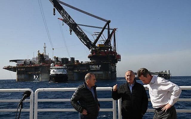 Le Premier ministre Benjamin Netanyahu, (au centre), et le ministre de l'Énergie Yuval Steinitz, (à gauche), visitent la plateforme de gaz naturel Leviathan au large des côtes israéliennes, le 31 janvier 2019. (Amos Ben-Gershom/GPO)