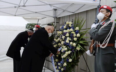 Le président israélien Reuven Rivlin (au centre) et le président autrichien Alexander Van der Bellen participent à une cérémonie devant un monument aux victimes de la Shoah à Vienne, le 17 mars 2021. (Amos Ben Gershom/GPO)