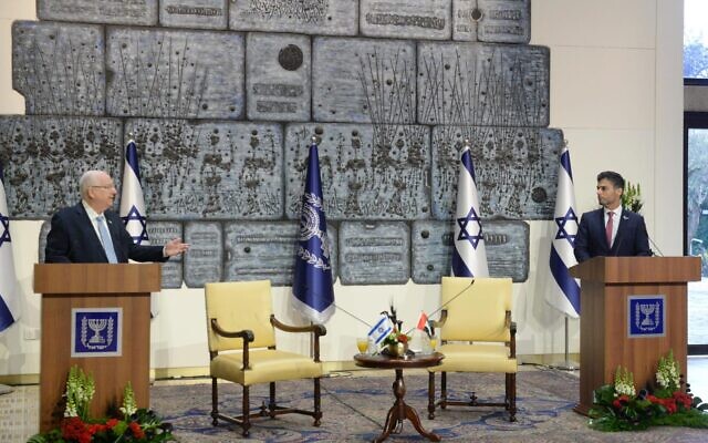 Le nouvel ambassadeur émirati en Israël Mohamed Mahmoud Fateh Ali Al Khaja (d) aux côtés du président Reuven Rivlin, après lui avoir remis ses lettres de créance à Jérusalem, le 1er mars 2021. (Crédit : Marc Neyman/GPO)
