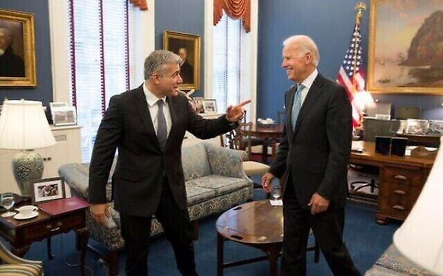 Yair Lapid, alors ministre des Finances, rencontre le vice-président américain de l'époque, Joe Biden, à Washington, en 2013. (Crédit : Autorisation)