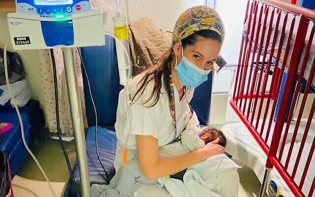 L'infirmière Yael Cohen avec la petite fille d'une femme de Jérusalem-Est gravement blessée dans un accident de voiture, le 10 mars 2021. (Autorisation : centre médical Hadassah)