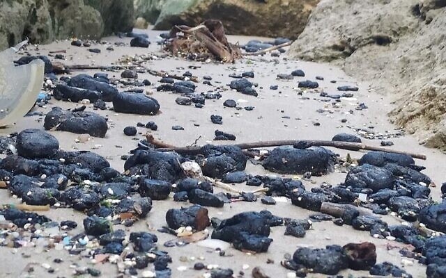 Morceaux de goudron qui se sont échoués sur la plage de la réserve naturelle de Gador, dans le nord d'Israël, le 1er mars 2021. (Yossi Aharoni)